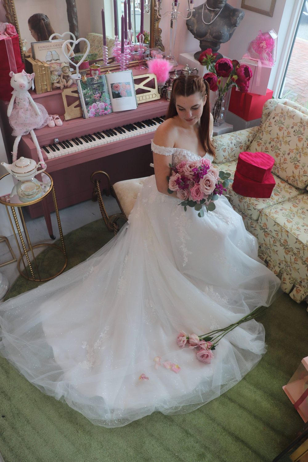 Beautiful floral arrangements from Ivy Flower Shop, adding a touch of romance and elegance to a Valentine’s-themed wedding in Riverview, FL. Perfectly curated flowers that bring love and charm to the celebration.