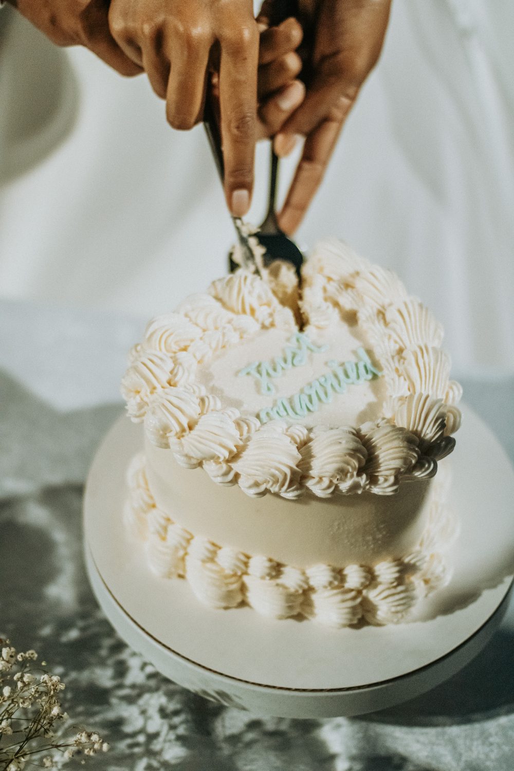 Elegant heart-shaped wedding cake, beautifully designed for a romantic Valentine’s-themed wedding in Riverview, FL. A perfect symbol of love, with delicate details and a sweet touch to the celebration.